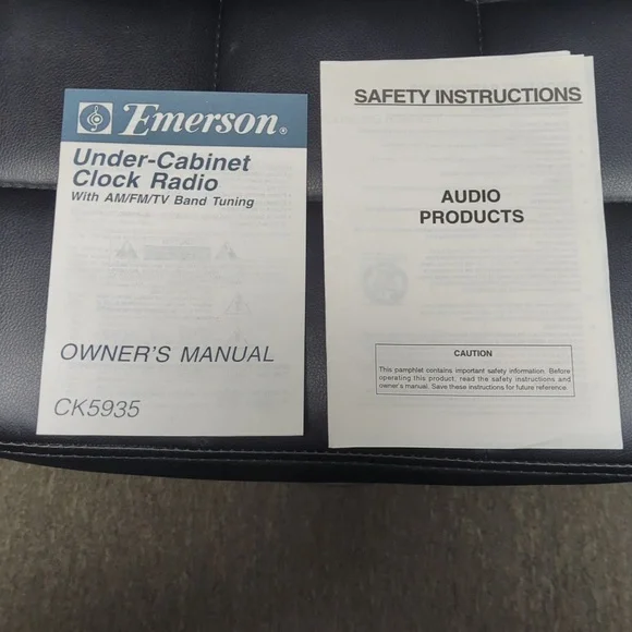 NIB Emerson Under-Cabinet Clock Radio - Picture 5 of 6